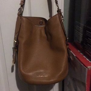 Micheal kors bucket bag